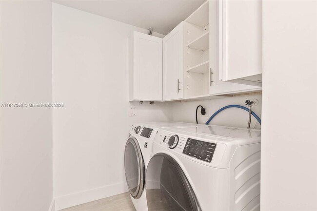 Building Photo - 15250 SW 154th Ave