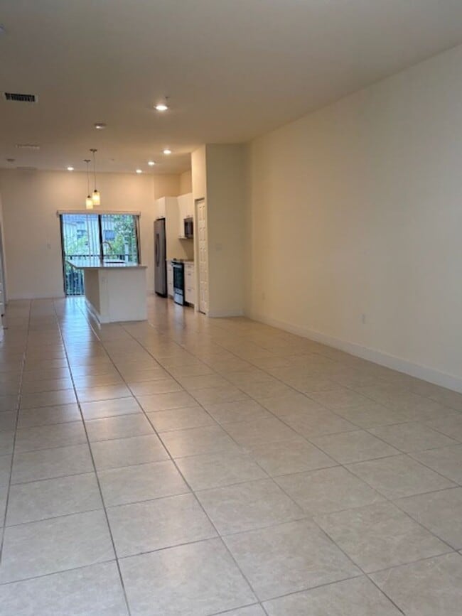 Building Photo - Great Condo unit in Doral