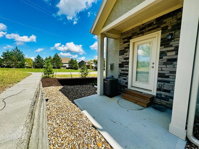 Building Photo - {1095} Modern Townhome Available Immediate...
