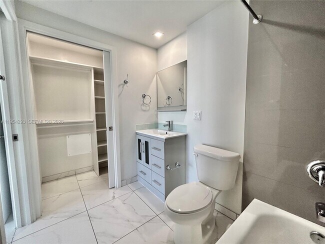 Building Photo - 836 SW 2nd St