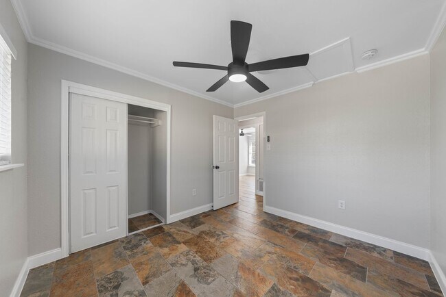 Building Photo - Spacious 4-Bedroom Retreat with Fireplace & Island Kitchen in New Braunfels