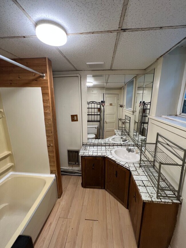 Building Photo - 1st Floor 1+ Bedroom Apartment! AVAILABLE MAY!