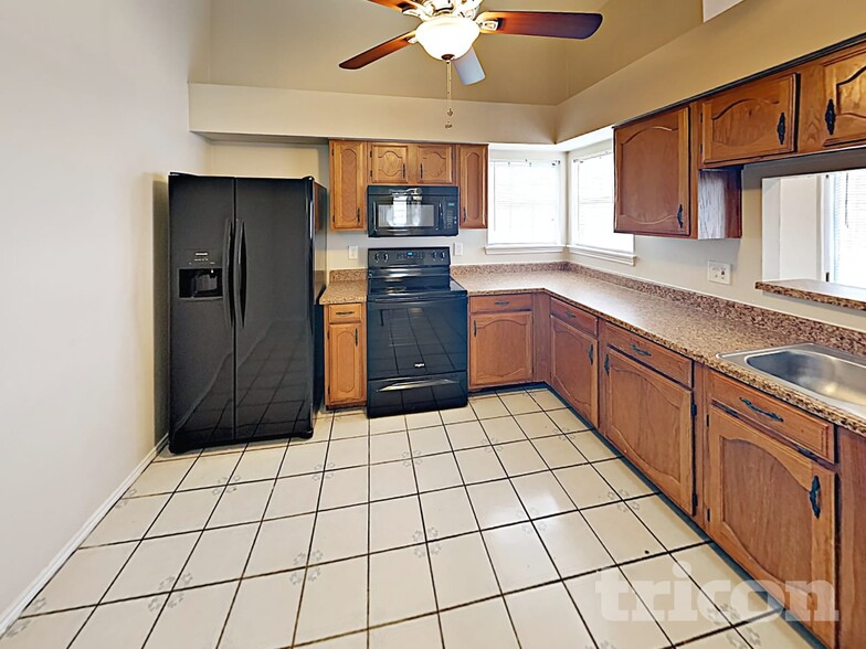 Building Photo - 7811 Bluff Trail Dr