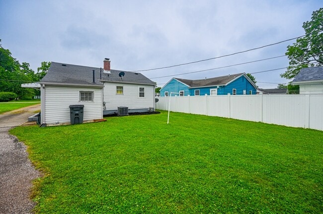 Building Photo - 2232 E Riverside Dr