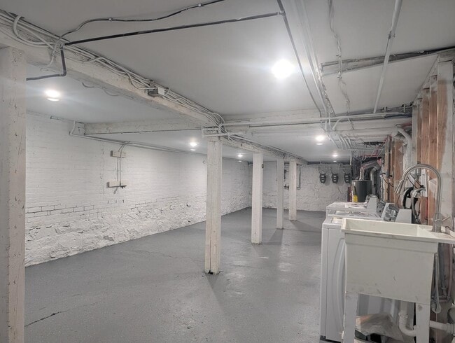 Building Photo - 148 South St