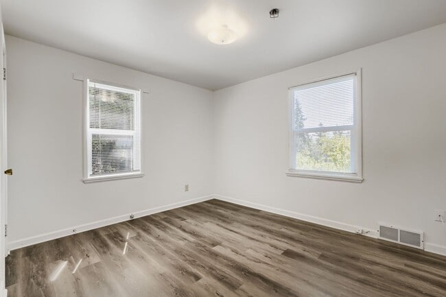 Building Photo - Recently Updated 3 Bed 2 Bath Seattle Home w/ Attached Garage!