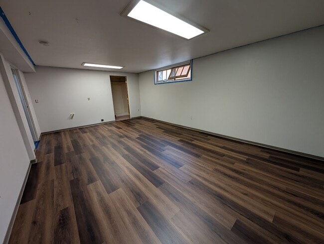 Building Photo - 4 Bedroom 2 Bath Pet-Friendly Normal Hill House