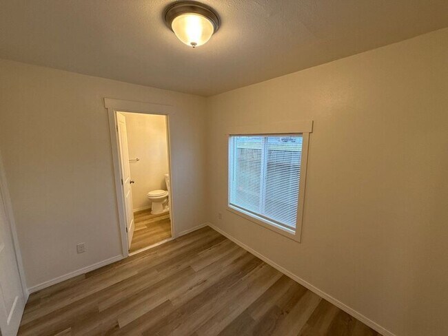 Building Photo - 3357 Portland Rd NE