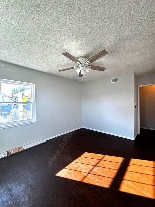 Building Photo - Stunning 3 Bedroom, 2 Bathroom Home on a L...