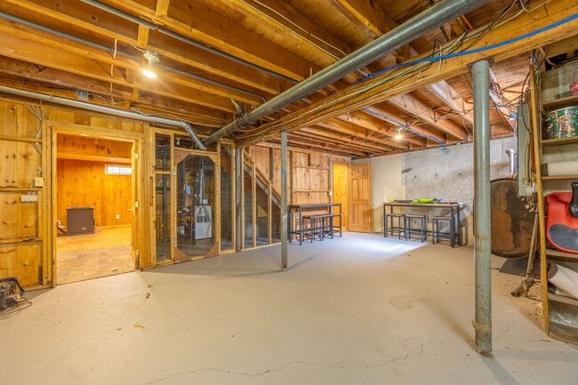 Building Photo - Charming 4 Bedroom Colonial with Updated K...