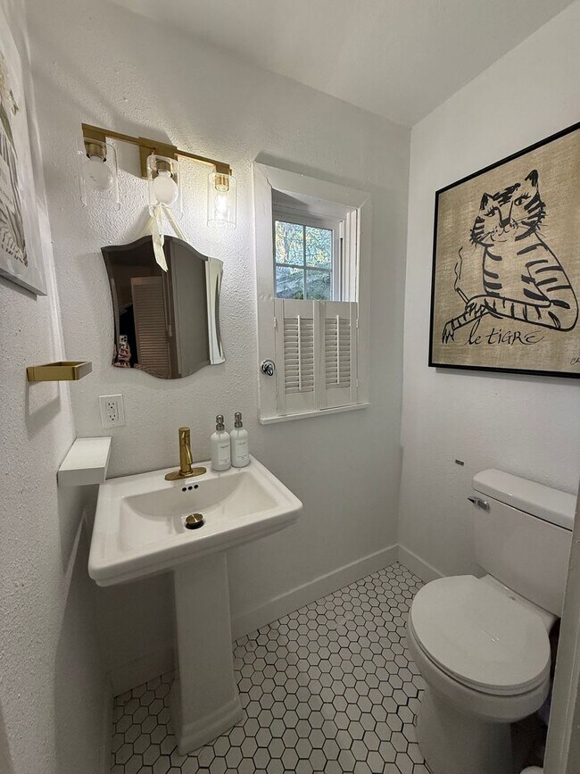Building Photo - Charming 3 Bedroom House in Park Hill