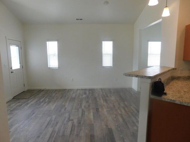 Building Photo - Walking Distance to Community