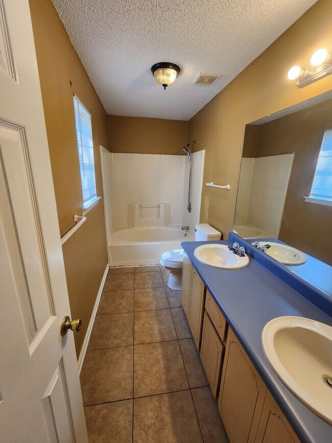 Building Photo - 102 Crosby Dr