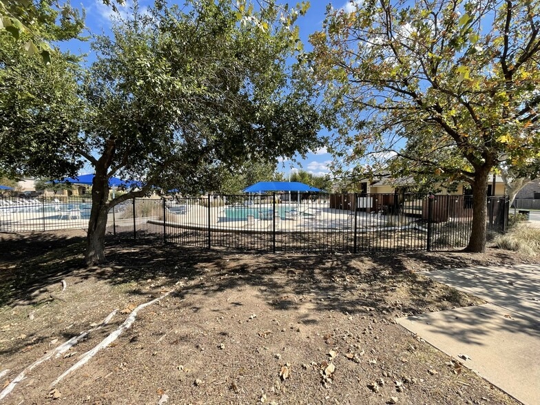 Building Photo - 3208 Clinton Pl