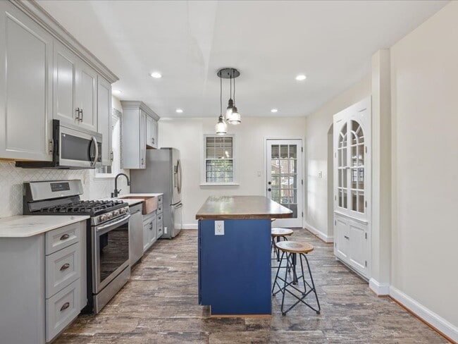 Building Photo - Vintage home with Modern finishes and fenc...