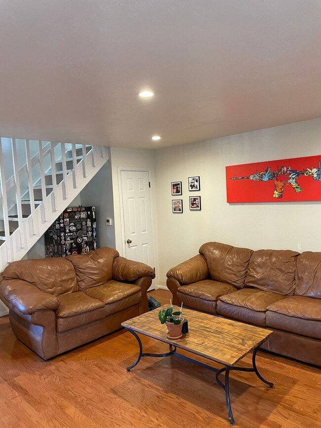 Building Photo - Prelease - 2bd/1.5ba Laminate flooring - Avail. July 2026