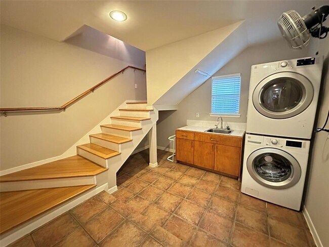 Building Photo - 4005 Nenana Dr