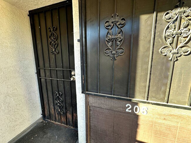 Building Photo - FULLY FURNISHED 2 BEDROOM CONDO WITH STRIP VIEWS