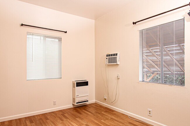 Building Photo - Large Studio in Glendale