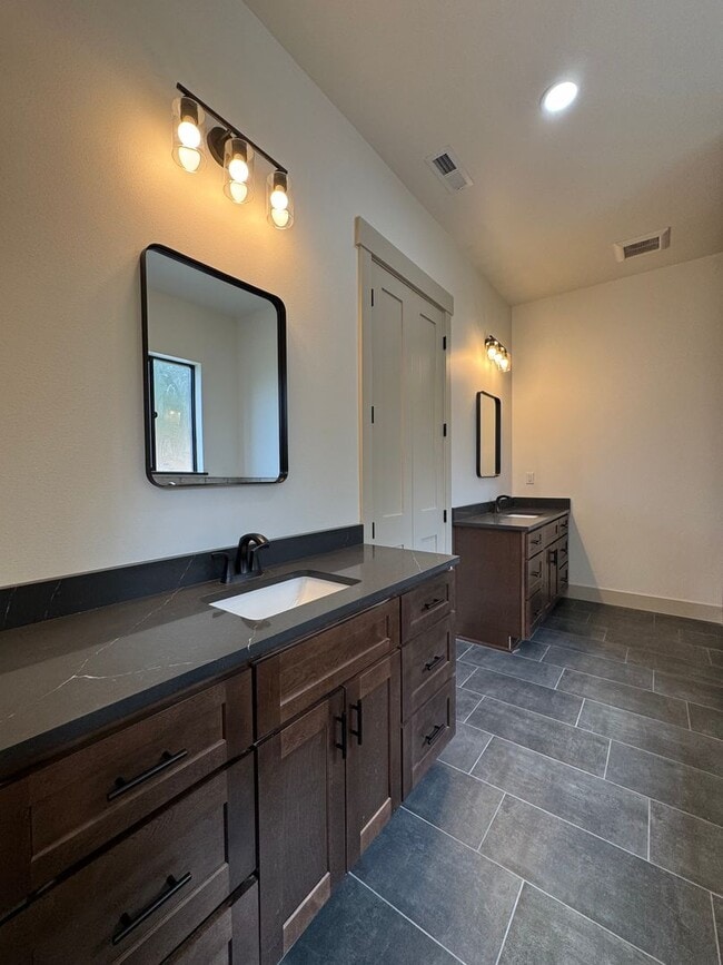 Building Photo - Luxury Rural Home Close to Town for Lease