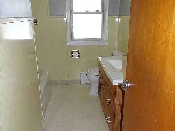 Building Photo - 2250 Siegfried Ave