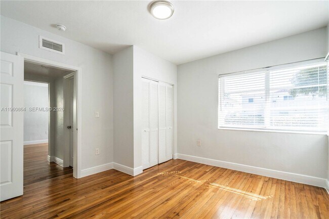 Building Photo - 1011 Bay Dr