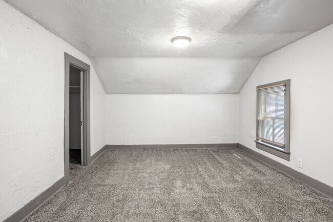 Building Photo - 1400 Knapp St