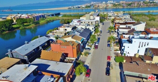 Building Photo - 6656 Vista Del Mar