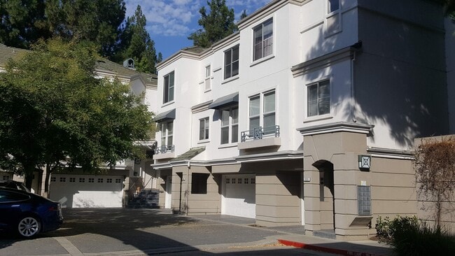 Building Photo - Rare Villagio 2 level townhome with garage and balcony, plus Den