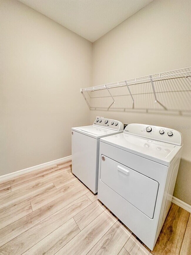 Building Photo - Gorgeous 4 Bed 2 Bath Home!