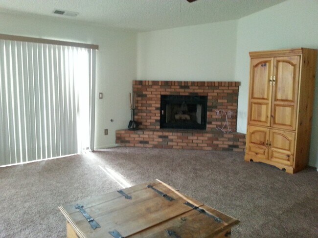 Building Photo - Available Now: 2 Bed - 2 Bath Townhouse, Continental area - $1,875