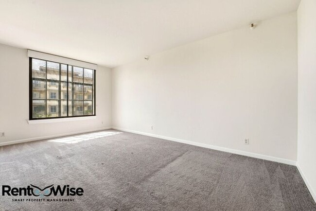 Building Photo - 555 Laurel Ave