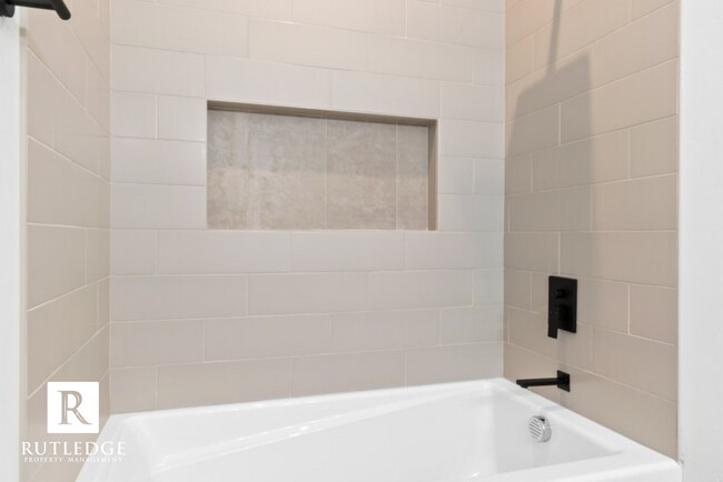 Building Photo - Exquisite 3 Bed / 2.5 Bath Home near the Eagle Point Golf Course!