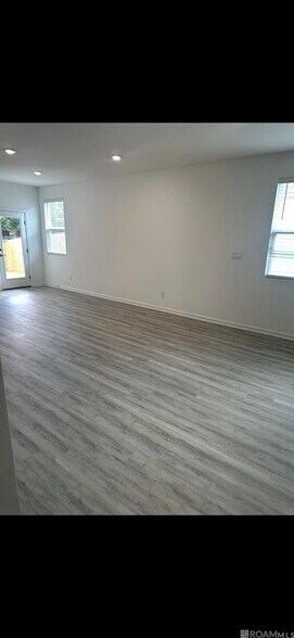 Building Photo - 943 Renova Dr