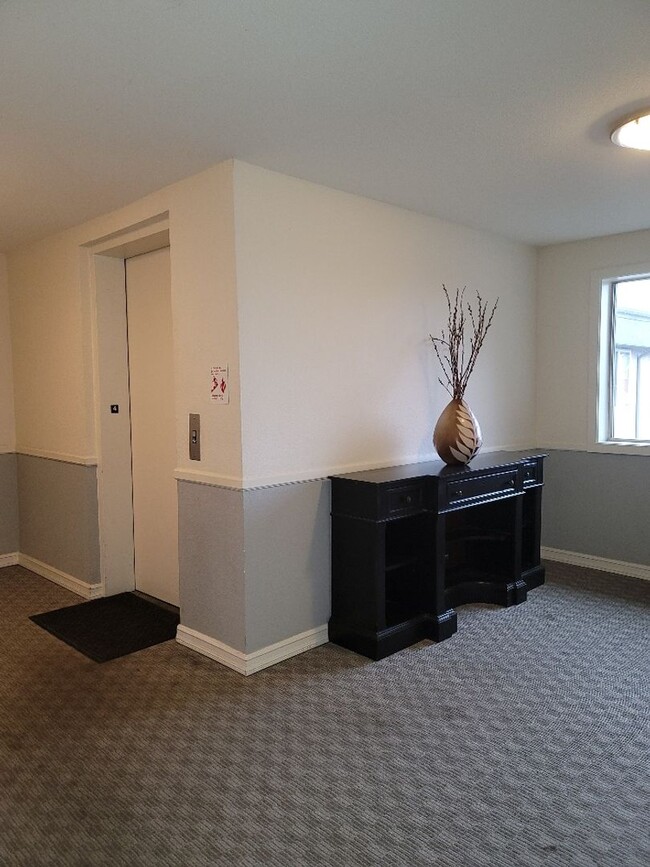 Building Photo - Updated 1bed/1 bath TOP Floor Condo in Lak...