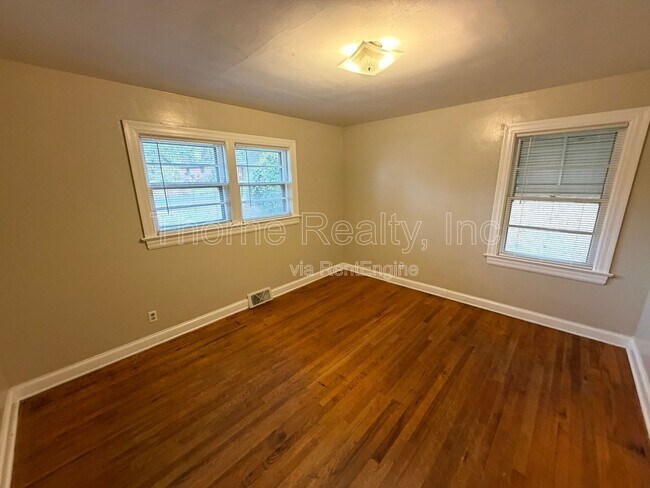 Building Photo - 208 Ridgewood Dr