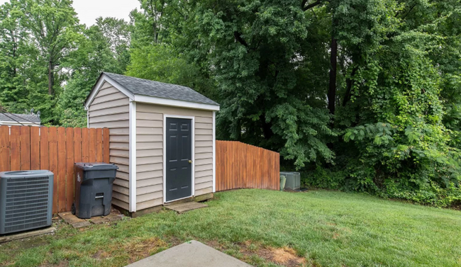 Building Photo - Gorgeous Townhome Near Short Pump!