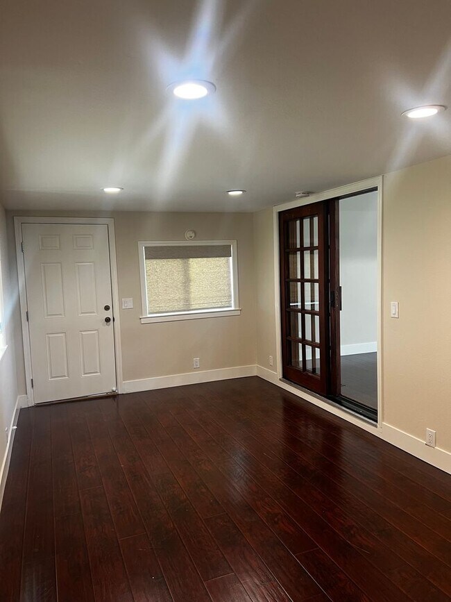 Building Photo - Remodeled Single Story 3 Bedroom/2 Bathroo...