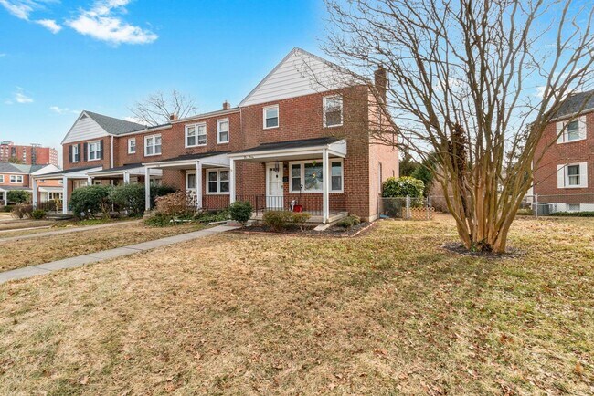 Building Photo - 3-bedroom, 1 and half bathroom end-of-group townhome in the quiet Stoneridge neighborhood in Towson
