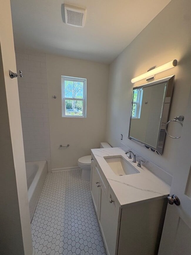 Building Photo - Newly Renovated Three Bedrooms Condo in South Windermere