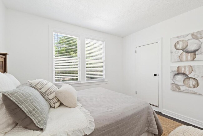 Building Photo - 1356 Lechlade St
