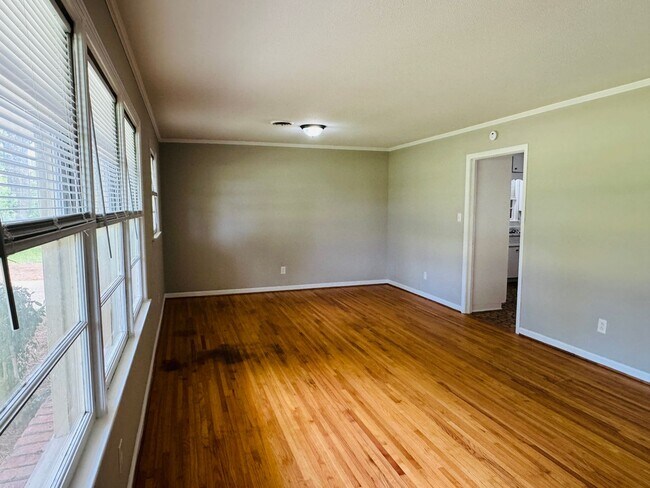 Building Photo - Freshly Renovated 4-Bedroom Retreat!