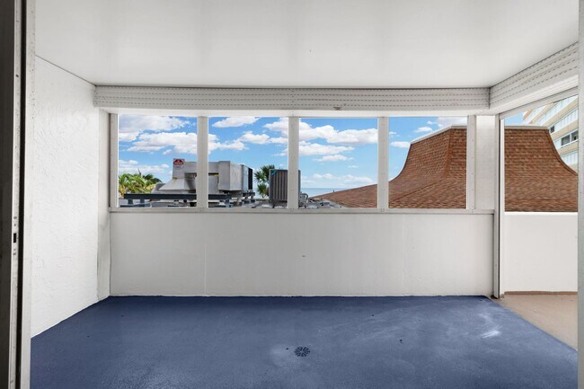 Building Photo - Spacious 2-Bedroom Waterfront Condo in Redington Shores – Long-Term Rental!