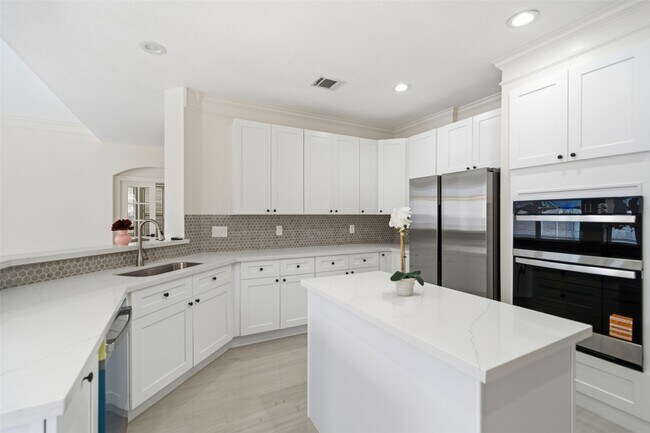 Building Photo - 5622 Lake Pl Dr