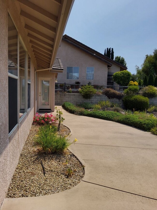 Building Photo - Beautiful house in great neighborhood with...