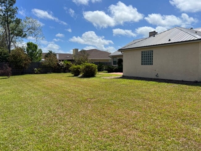 Building Photo - REDUCED North Shore 3B/2Bth