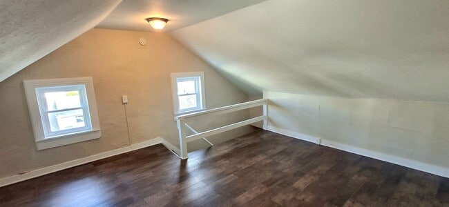 Building Photo - 4 Bedroom 1.5 Bathroom in York!