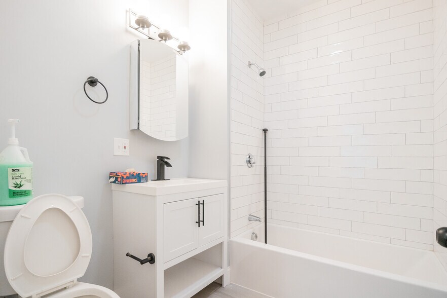 Building Photo - 344 Saratoga St