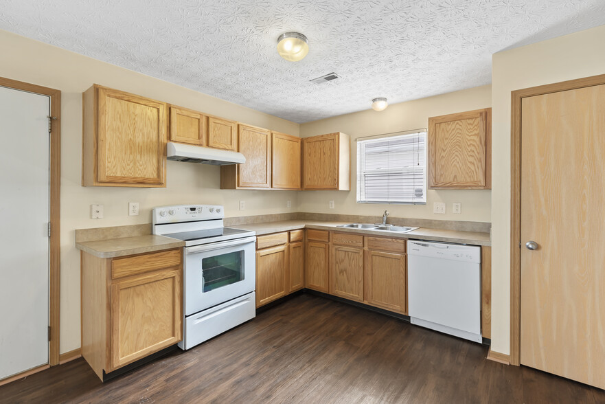 Building Photo - 6306 Pompano St