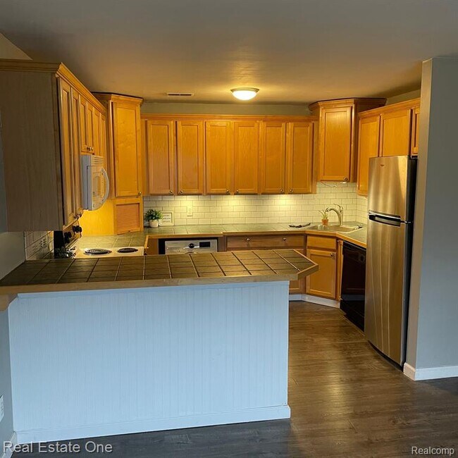 Building Photo - 7220 Bluewater Dr